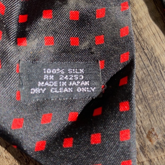 Vintage silk now pin black with red squares - Picture 4 of 5